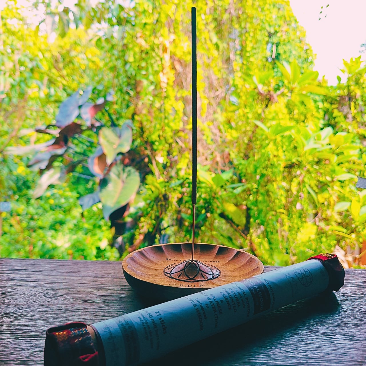 【チーク製お香立て】竹芯香用 1本挿し フラワーB（ロゴ刻印あり）(ISHIKI-BALI　(■出店準備中)さん)のメインイメージ